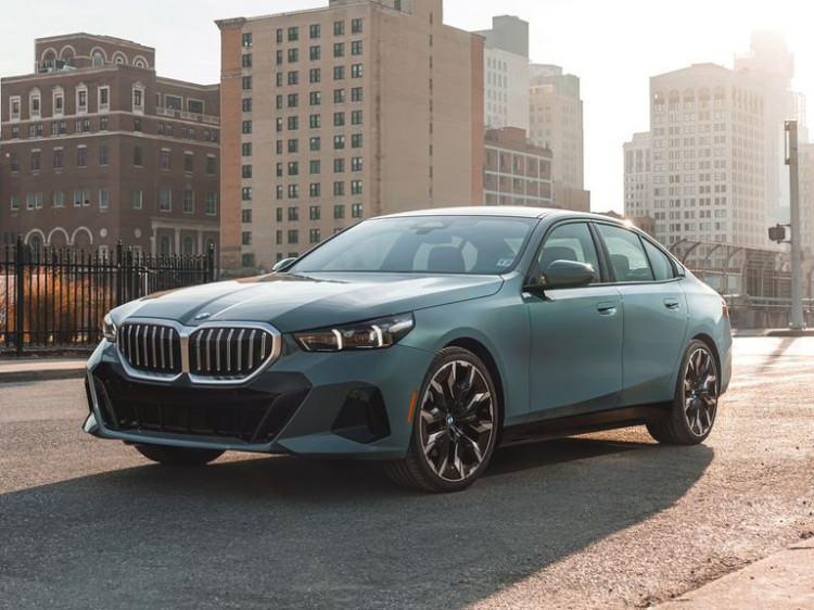 <p><span style="color:#B22222"><strong>2) BMW</strong></span></p>