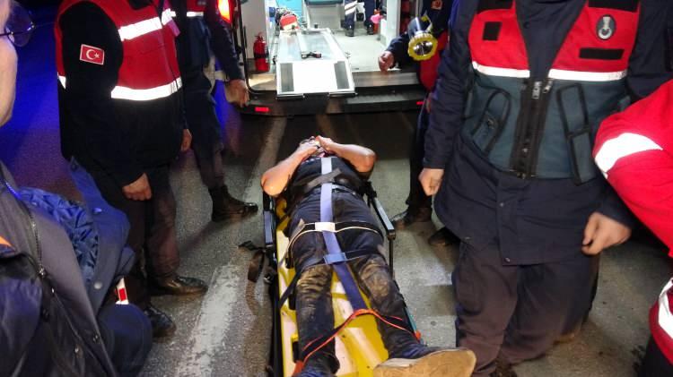 <p>Kazayı gören diğer sürücüler durumu polis, jandarma, sağlık ve itfaiye ekiplerine bildirdi. </p>
