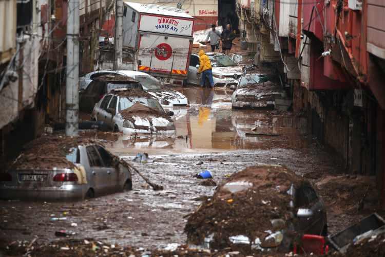 <p>Şanlıurfa’da taşan Karakoyun Deresi bölgesinde oluşan sel felaketinde çok sayıda araç ve ev zarar gördü.</p>
