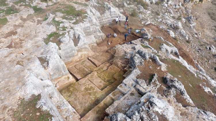 <p>Geçen yıl 1500 yıllık kilise kalıntısı bulunmasının ardından çalışmaların yürütüldüğü bölgede eski taş ocağı olarak değerlendirilen alanda kazı çalışması başlatıldı.</p>
