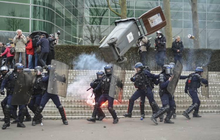 <p>Fransa'da emeklilik yaşını 62'den 64'e çıkarmayı öngören tartışmalı reformu, kamu çalışanları dahil çok sayıda işçi protesto etti. Başkent Paris'teki gösterilerde, protestocular ile güvenlik güçleri arasında arbede yaşandı.</p>
