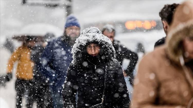 <p>Denizli’nin Çameli ilçesinde yoğun kar yağışı hayatı felç etti. İlçede, eğitime bir günlük ara verilirken, Kaymakamlığın açıklamasında, ilçede olumsuz hava şartları ve buzlanmanın etkili olduğu bildirildi. Kaymakamlığın duyurusunda, "Bu nedenle 30 Aralık Pazartesi günü tüm eğitim kademesinde öğrenim gören öğrencilerimiz için bütün okullarımızda eğitim öğretime 1 gün süreyle ara verilmiştir. Açıklamada ayrıca engelli ve hamile personellerin idari izinli sayılacağı bildirildi.</p>
