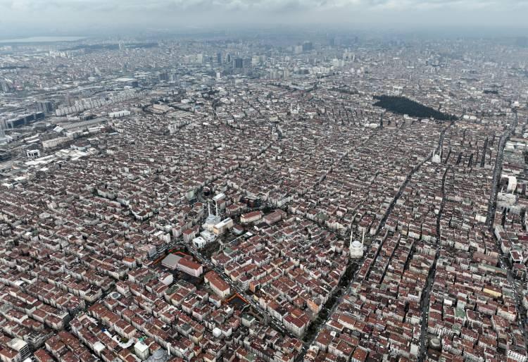 <p>Bu kaosu önlemek için acil eylem planına ihtiyacımız var. Çünkü olası bir depremde bu yollar çalışmayacaktır. Acil bir şekilde helikopter pistlerinin sayısını arttırmaları gerekiyor. Çünkü olası bir depremde yollar kapanacak, çalışmayacaktır. Bu yollar binalar yüzünden çökeceği için büyük bir afet olacaktır” dedi."</p>
