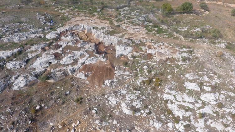 <p>Bazı mezarlara birden fazla çocuğun gömüldüğünü tespit ettiklerini dile getiren Gizligöl, "Mezarların etrafında kireç taşından sanduka oluşturulmuş ve kireç taşıyla üzeri kapatılmış. Mezarlar, doğu-batı doğrultusunda, gelişigüzel bir gömülme yok." ifadelerini kullandı.</p>