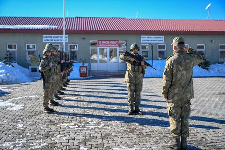 <p>Ağrı Doğubayazıt'taki 5'inci Hudut Tugayı 4'üncü Hudut Taburuna bağlı, 2 bin 800 rakımda konuşlu 13. Hudut Bölük Komutanlığında görev yapan askerler, yeni yılda da görevinin başındaydı.</p>

<p> </p>
