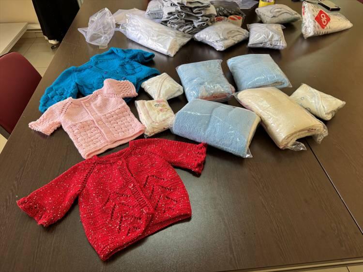<p>HEM'in daha önce de sorumluluk aldığını belirten Gümüş, "Hak eğitim merkezlerimiz pandemi döneminde de maske dikerek harekete geçmişlerdi. Deprem sürecinde de tulum ve battaniye dikerek oradaki vatandaşlarımızın yardımına koştular. Bugün de anne sıcaklığı ile Gazze'deki çocuklar, bebekler ve kadınlara ürünler dikiliyor. En kısa sürede göndereceğiz." dedi.</p>
<p> </p>
