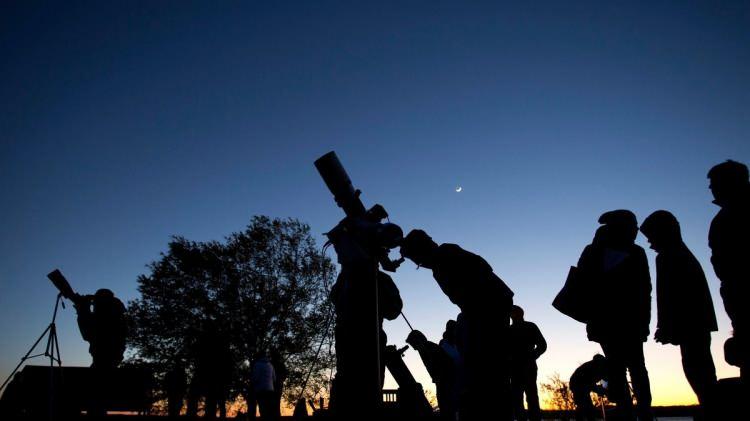 <p>Yüz milyonlarca kişiyi büyüleyecek başlıca etkinlikler arasında tam güneş tutulması ve muhteşem meteor yağmurları yer alıyor ve yıl boyunca güneş maksimum güneşe yaklaştıkça göz kamaştırıcı auroraların daha sık görülmesi bekleniyor.</p>
