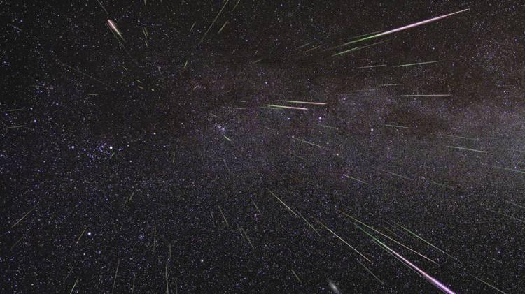 <p>Bu Perseid meteor yağmurudur ve tipik bir yılda saatte 60'a kadar kayan yıldız üretebilir. Bu yıl Perseidler için özellikle iyi olacağa benziyor, çünkü yağmurun zirvesi karanlık, aysız bir gökyüzüne denk gelecek.</p>