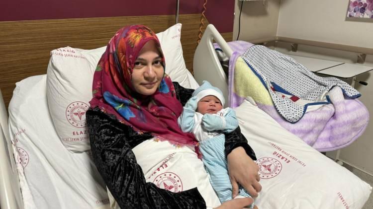 <p>Ümmü Gülsüm ve Durukan Yağdıran çiftinin ikinci çocuğu "Asilhan" ise 4 kilo 100 gram ağırlığında doğdu.</p>