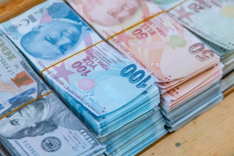 <p>Seçenekler arasında 7 bin 500 TL’lik en düşük emekli aylığının 10 bin lira düzeyine çıkarılması da bulunuyor. Ancak bu çalışmalarda henüz kesin karar verilmiş değil. Bu nedenle rakamların değişebileceği belirtiliyor.</p>
