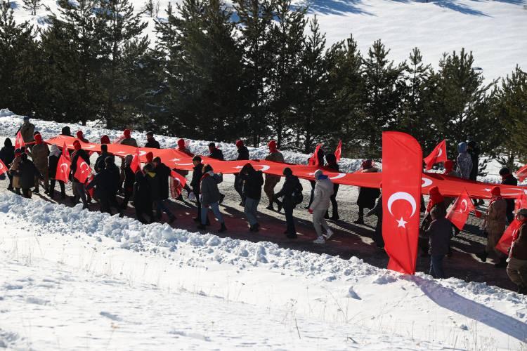 <p><strong>Binlerce vatandaş duaların ardından yürüyüşe geçti</strong></p>
