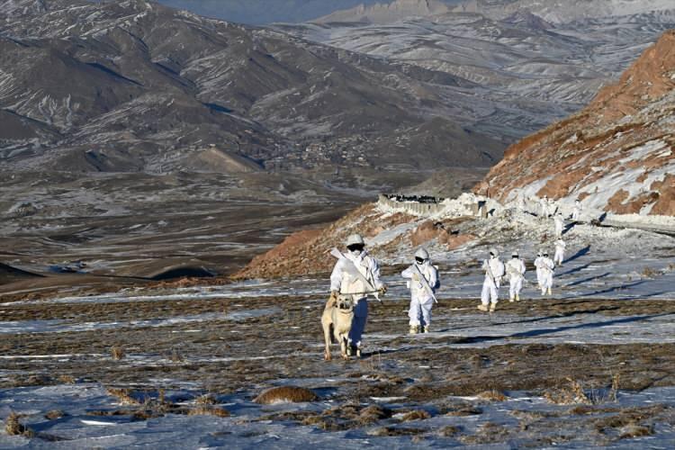 <p>13. Hudut Bölük Komutanı, Ağrı'nın Doğubayazıt ilçesine 34 kilometre mesafede ve 2 bin 800 rakımlı tepede konuşlu olduklarını belirterek, şunları kaydetti:</p>

<p>"7 gün 24 saat esasına göre, gece ve gündüz, zaman mefhumu gözetmeksizin tüm Mehmetçiklerimizle beraber, zorlu hava ve arazi şartlarında, elektro-optik sistemler, sismik sensörler ve radar sistemleri yardımıyla, Türkiye-İran kara hududunun emniyetini sağlamaktayız. Al bayrağın gölgesinde, milletimizin hizmetinde, hudut kartalları olarak buradayız. Sınır boylarının güvenliği sizlerin duası ve inancıyla emin ellerde. Ziyaret Hudut Bölük Komutanlığından tüm milletimizin yeni yılını kutluyoruz."</p>
