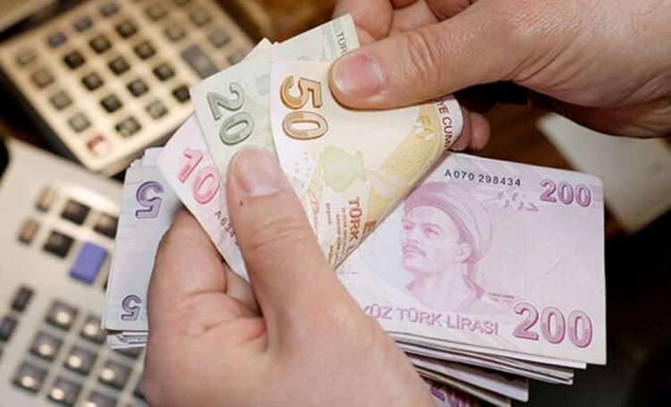 <p><strong>MEMUR MAAŞ ZAMMI BELLİ OLACAK</strong></p>

<p>Enflasyon rakamlarına göre maaşlara yapılacak yüzde 6'lık zam oranı aşıldı ve gözler enflasyon farkına çevrildi. Memur ve memur emeklileri, 2024'ün ilk altı ayı için belirlenen yüzde 15'e ilave olarak enflasyon farkı oranında zam alacak.</p>
