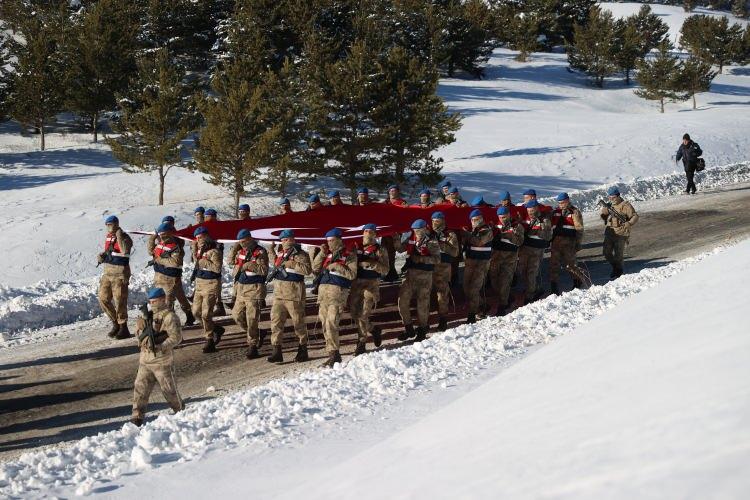 <p>Toplanma alanına Gençlik ve Spor Bakanı Osman Aşkın Bak, Aile ve Sosyal Hizmetler Bakanı Mahinur Özdemir Göktaş, Kars Valisi ve Belediye Başkan Vekili Ziya Polat, Aile ve Sosyal Hizmetler Bakan Yardımcısı Sevim Sayım Madak, AK Parti Kars Milletvekili Adem Çalkın, Sarıkamış Kaymakamı Enis Aslantatar ile çok sayıda siyasetçi ve bürokrat katıldı.</p>
