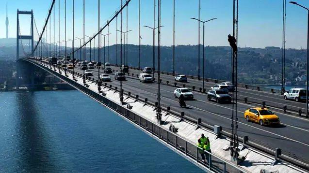 <p>Karayolları Genel Müdürlüğü, 1 Ocak 2024 itibarı ile köprü ve otoyol ücretlerine zam geldiğini açıkladı.</p>
