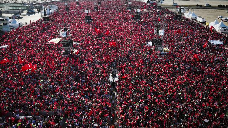 <p>Cumhurbaşkanı Recep Tayyip Erdoğan, Atatürk Havaalanı'nda düzenlenen “Büyük Filistin Mitingi”ne katıldı. Vatandaşlar mitinge yoğun ilgi gösterdi.</p>
