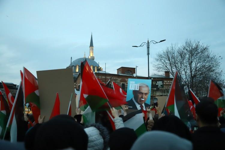 <p><strong>İSTANBUL'DA ADRES YENİ CAMİİ</strong></p>

<p> </p>

<p>81 ilde şehitlerimize rahmet, Filistin'e dua ve İsrail’e lanet için Aileler Sabah Namazında buluşuyor ismiyle yapılan programın İstanbul'daki buluşma mekânı Eminönü Yeni Camii oldu. On binlerce imam hatipli genç, yaşlı, kadın, çocuk hep birlikte sabah namazında safları doldurdu.</p>
