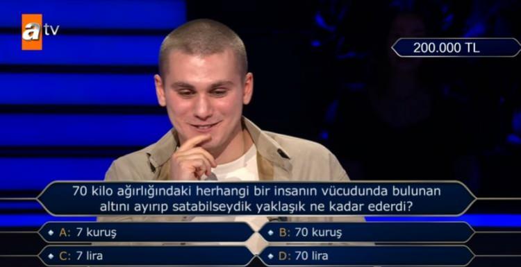 <p><span style="color:#000000"><strong>200 bin TL değerindeki soruya ulaşan yarışmacının karşısına çıkan "70 kilo ağırlığındaki herhangi bir insanın vücudunda bulunan altını ayırıp satabilseydik yaklaşık ne kadar ederdi?" sorusu ise izleyenleri heyecanlandırdı.</strong></span></p>
