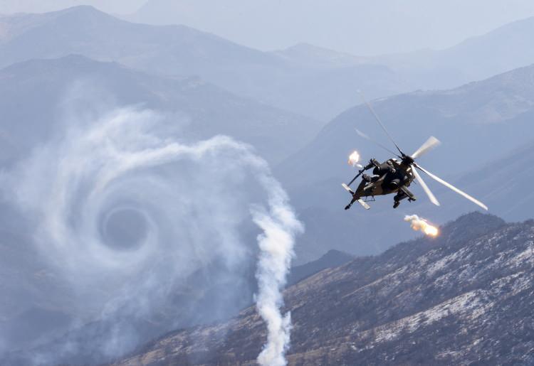 <p>Türk Silahlı Kuvvetlerince yapılan Pençe-Kilit Harekatı ile inleri başlarına yıkılan teröristlerin sınırdan geçişleri de engellendi. Harekat, 2 bin 50 rakımlı Gezgin Tepe ile 2 bin 300 rakımlı Geyik Tepe üs bölgelerinde gözlemlendi.</p>
