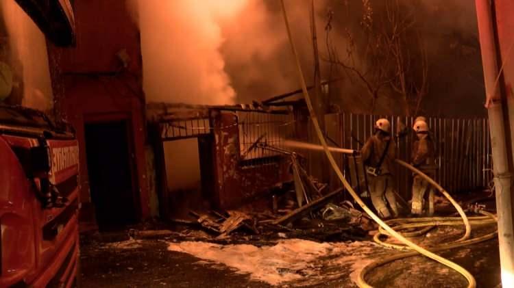 <p>İstanbul'un Beyoğlu ilçesinde, saat 06.00 sıralarında Hacıahmet Mahallesi Tabur Ağası Sokak'ta bulunan ahşap binada felaket yaşandı. </p>
