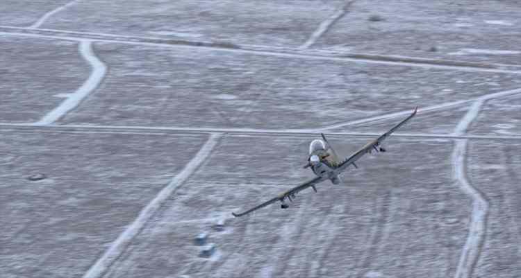 <p>Türk Havacılık Uzay Sanayii, temel, tekamül uçuş eğitimi ve savaş pilotu harbe hazırlık uçuş eğitimleri arasındaki tüm kademelerde kullanılmak ve zorlu operasyonlarda yakın hava desteği görevlerini yerine getirmek üzere yeni nesil gelişmiş eğitim ve hafif taarruz uçağı HÜRKUŞ'u tasarladı.</p>

<p> </p>
