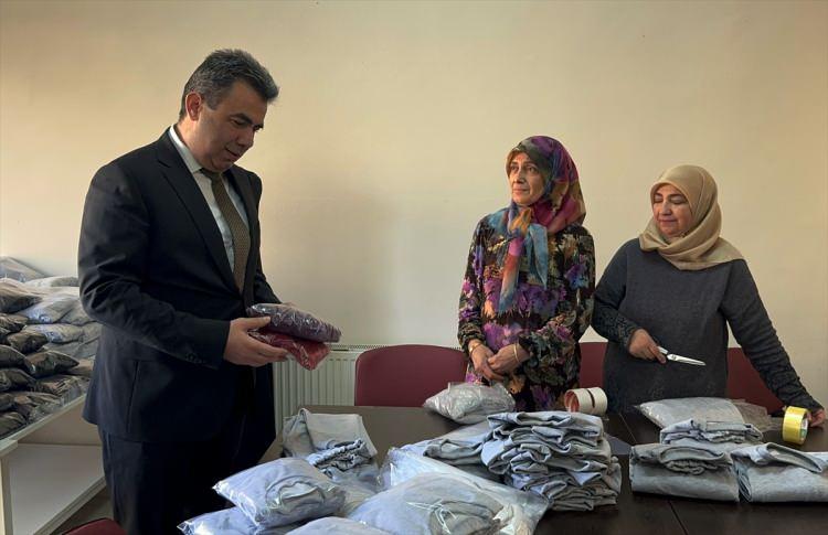 <p>İl Milli Eğitim Müdürü Hasan Gümüş, AA muhabirine, Kastamonu HEM'de giyim üretim teknolojisi öğretmeni Medine Somuncu öncülüğünde gönüllü kursiyerlerin Gazze için kıyafet hazırladığını söyledi.</p>

<p> </p>
