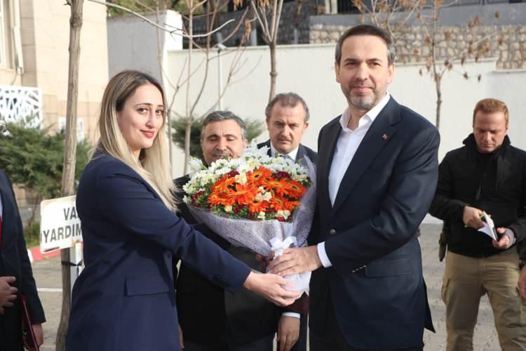 <p>Belediye Başkanı Mehmet Yarka’dan kentteki çalışmalarla ilgili bilgi aldı. AK Parti İl Başkanlığı’nı da ziyaret eden Bakan Bayraktar, burada partililerle bir araya geldi.</p>