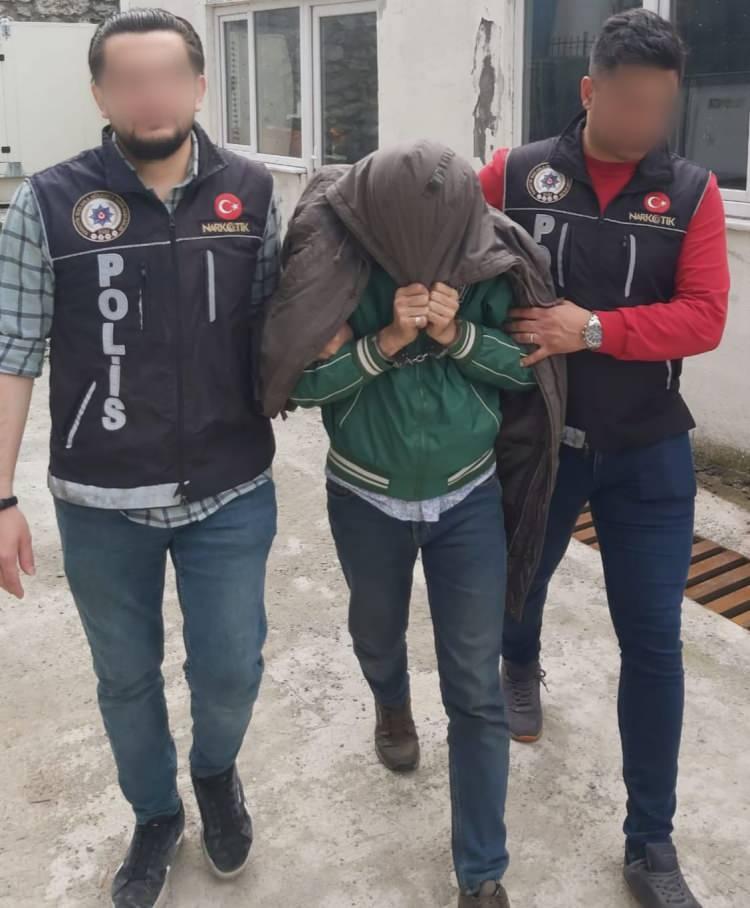 <p>İddianamede, örgütün gevşek de olsa hiyerarşisinin bulunduğu, yöneticilerinin ve onlara bağlı üyelerin olduğuna vurgu yapıldı. Narkotik polislerinin teknik ve fiziki takibinde de, üyelerin birbiriyle olan görüşmeleri, banka işlemleri, şifreli konuşmaları deşifre edildi. Örgüt üyelerinin esrar ve bonzai gibi maddeler için ‘Kübra’; metanfetamin için ‘Amca’ kelimelerini kullandığı tespit edildi.</p>