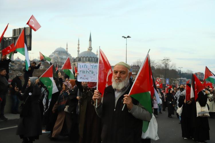 <p>Namazın ardından ise Milli İrade Platformu tarafından "<strong>Şehitlerimize Rahmet, Filistin'e Destek, İsrail'e Lanet</strong>" adıyla Galata Köprüsü'nde gerçekleştirilen yürüyüşe katıldı.</p>
