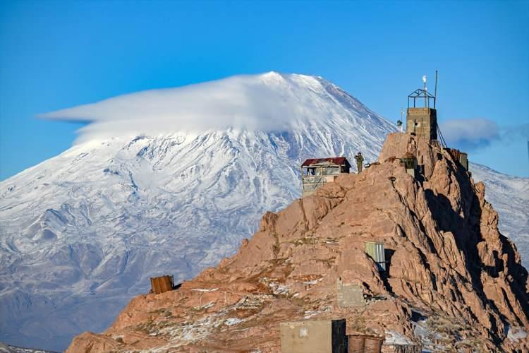 <p>Hudut kartalları, sınırın sıfır noktasındaki devriye görevlerinde bazen tipi ve yoğun kar gibi engeller karşılarına çıksa da 7 gün 24 saat esasına göre sorumluluk bölgesinin güvenliğini daimi olarak sağlıyor.</p>

<p> </p>
