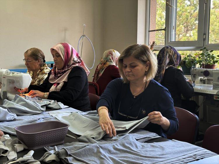 <p>Kursiyerlerden Cemile Temel ise Gazze'de mağdur durumdaki insanlara yardımları dokunacağı için çok mutlu olduklarını dile getirerek, "Hocamız, Gazze için giyim kıyafetleri hazırlanacağını söyledi. Biz de arkadaşlarımızla kıyafet hazırlamaya başladık. Çok güzel bir duygu. Şerife Bacı'nın torunları olarak hayra vesile olduğumuz için çok mutluyuz. 6 Şubat depremi olmuştu, o zaman da canla başla çalışılıp tulum dikilmişti. Nerede bir zulüm olsa Türk kadını onların yanındadır." ifadelerini kullandı.</p>