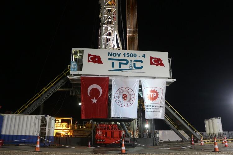 <p> <em><strong>Çok kısa bir süre içerisinde, 3 ay içerisinde Şırnak, Türkiye’nin en çok petrol üreten ili haline gelecek. 2024 yılında 100 bin varil hedefimize ulaştığımızda da açık ara Türkiye’nin en iyi ili olacak. Biz Şırnak’ı adeta enerji üssü diye tanımlıyoruz. Sadece petrol ile değil, madenler, jeotermal kaynakları, güneş, rüzgar santralleri… İnşallah Cudi ve Kato dağlarında artık rüzgar santralleri olacak. Dolayısıyla adeta bir enerji üssü haline gelmiş bir Şırnak’ı hedefliyoruz. Bunun en büyük projelerinden biri, tabii ki Gabar’daki petrol. Bugün bu sahalarda 30 civarında kuyu açtık.</strong></em></p>

