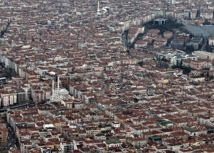 <p>İstanbul Çevre Konseyi Genel Sekreteri Zafer Murat Çetintaş, “Ne yazık ki izlediğimiz görüntülerdeki bölgeler İstanbul’da üstü açık mezarlık haline gelmiş. Yukarıdan çekilen görüntülere baktığımız zaman bu bölgeler adeta mezarlığı andırıyor. Ana yollar tamamen felç olmuş durumda, olası bir depremde hiç kimsenin bir şansı yok. O bölgede kaos var, havadan net bir şekilde gözüküyor.</p>
