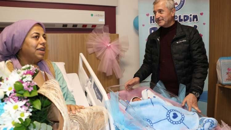 <p>Gaziantep`te yılın ilk bebeği Cemal ve Fatma Yıldız çiftinin Gaziantep Şehir Hastanesi`nde dünyaya gelen "Mustafa" adlı bebeği oldu.</p>