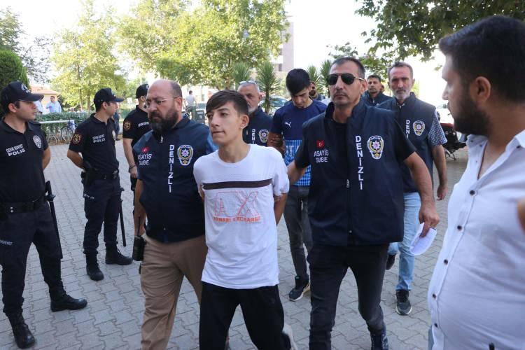 <p>Yusuf Söylemez buluşma noktasına yanında Emircan Uyar (20), Muhammet Söylemez (20), Furkan Aygün (19), İsmail Bağlan (21), Tolga Gök (18) ve kız arkadaşı Buse Simay Karakaya'yı da getirdi. Burada kuzenler arasında çıkan tartışma, kavgaya dönüştü. Yanında taşıdığı bıçakla Yusuf Söylemez'i elinden yaralayan Hasan Söylemez, kaçıp, parkın karşısındaki bir markete sığındı. Elindeki pompalı tüfekle Hasan Söylemez'in peşinden giden Yusuf Söylemez, önce markette kasiyer olarak çalışan Merve Acar'a ardından Hasan Söylemez'e doğru art arda ateş etti. Olayın ardından Yusuf Söylemez ile yanındaki 6 kişi kaçtı. </p>
