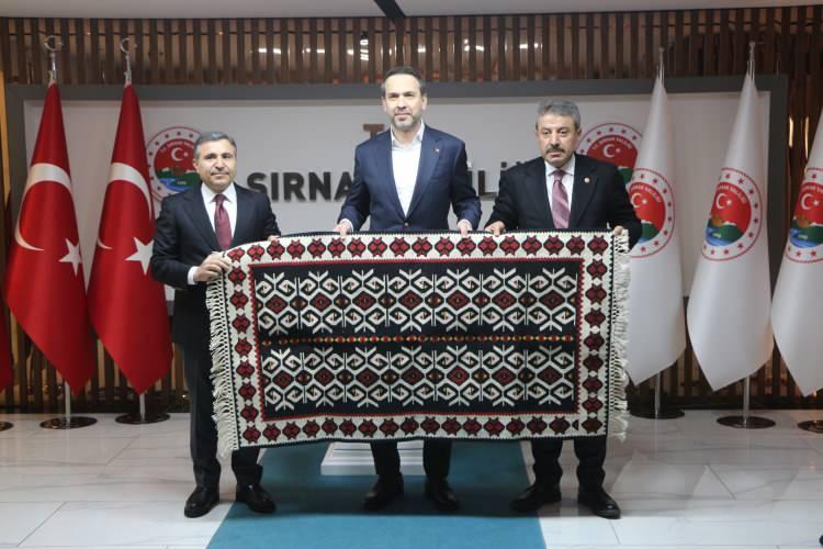 <p><strong>‘2024 SONUNDA HEDEFİMİZ 100 BİN VARİL’</strong></p>
<p>Şehit Astsubay Esma Çevik-26 petrol kuyusunu ziyaret eden Bakan Bayraktar, Gabar’daki petrol sahalarında günlük 30 bin varil üretim yapıldığını belirterek, <em><strong>"Birkaç saat sonra, 2024 yılına merhaba diyeceğimiz şu saatlerde, Gabar’dayız. Gabar’da, Şehit Esma Çevik sahasında, petrol sondajımızın olduğu sahadayız. </strong></em></p>
<p> </p>