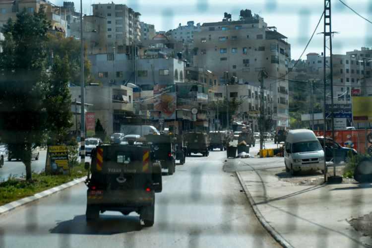 <p>Normal şartlarda Batı Şeria ve Gazze'de işsiz sayısı 2023'ün üçüncü çeyreğinde 369 binken, İsrail'deki işlerine dönemeyen Filistinliler eklenince bu sayı 547 bine yükseldi.</p>
<p>İsrail Milli Güvenlik Konseyine göre, iş piyasası 9 bin 500'ü tarım sektöründe olmak üzere 28 binden fazla işçiye acilen ihtiyaç duyuyor.</p>
<p>İsrail'de çalışan Filistinli işçilerin ücretlerinin toplamı aylık 1.5 milyar şekeli (417 milyon dolar) buluyor ve bu işçiler, Filistin piyasasının en önemli mali kaynaklarını oluşturuyor.</p>
<p>Filistin İstatistik Merkezi verilerine göre, İsrail'de çalışan Filistinli bir işçinin günlük ortalama ücreti 2023'ün üçüncü çeyreğinde 300 şekele (84 dolar) yaklaştı.</p>