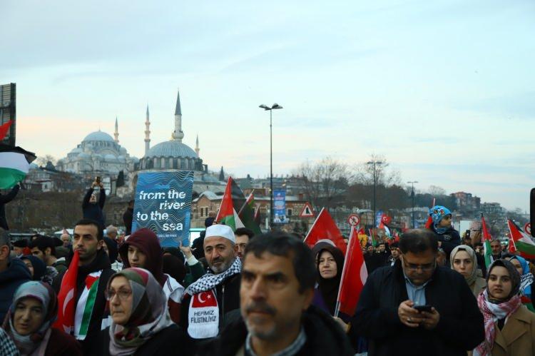 <p>ÖNDER İmam Hatipliler Derneği öncülüğünde bir araya gelen imam hatip camiası; günler önceden yapılan çağrılarla tüm mezunlarını ve mensuplarını camilere davet etti.</p>
