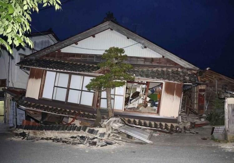 <p>JMA, tsunamiye ilişkin açıklamasında ise İşikawa kıyıları dahil bölge genelinde tsunami uyarılarının kaldırıldığını duyurdu.</p>
