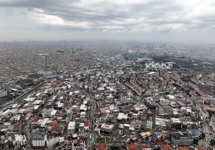 <p>Görüntülerde açık ve yeşil alanların hiç olmadığı görülürken, muhtemel büyük İstanbul depreminde yolların kapalı olabileceği ve bu nedenle vatandaşların tahliye edilmesinin, yardımların ulaştırılmasının zor olabileceği ön görülüyor.</p>
