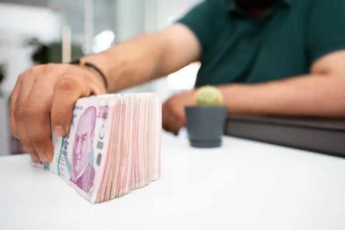 <p>Kamu işçileri için de iki ayrı durum söz konusu. Her ayın 1'in de maaşlarını alan kamu işçileri 31 Aralık 2024 tarihine kadar emeklilik dilekçelerini vermek zorunda.</p>