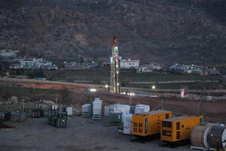 <p><strong>‘1200 KİŞİYE İSTİHDAM SAĞLIYOR’</strong></p>
<p>Petrol sahalarında aynı zamanda istihdam sağladığını belirten Bakan Bayraktar, <em><strong>“Elbette ki Gabar’a bu imkanlar geldiği sürece, buradaki istihdam imkanları artacak. Cumhurbaşkanımız, Aile ve Gençlik Bankası ile gerek Gabar’dan, gerek Sakarya’daki gaz sahası gelirlerimizi, milletimizin ihtiyaçları doğrultusunda sarf edilmesi ile alakalı bir vizyon ortaya koydu. Meclisimizden geçti. Dolayısıyla biz, buradaki petrol üretimimizi arttırdıkça gençlerimize, ailelerine, buradaki refahı, zenginliği, tüm milletimize yaymış olacağız. </strong></em></p>