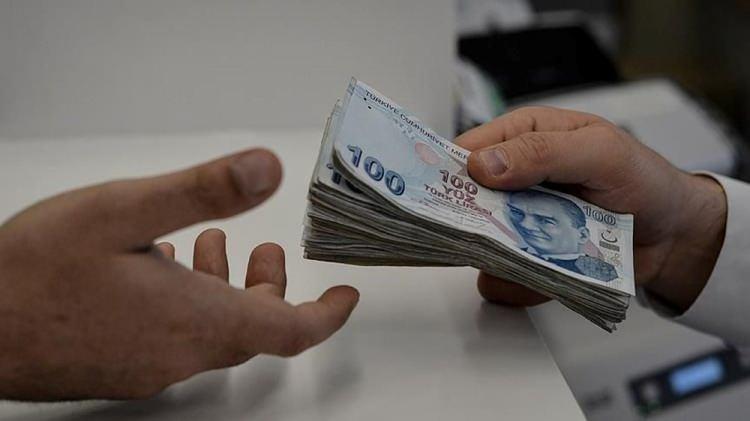 <p>Enflasyonun beklentilere paralel gelmesi halinde memur maaşlarının yüzde 50 civarında artış göstermesi bekleniyor. Memur, sözleşmeli ve memur emeklileri, zamlı maaşlarını ve enflasyon farkını 15 Ocak'ta alacak.</p>

<p> </p>
