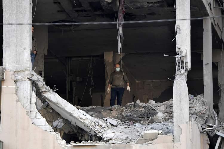 <p>Aruri ve beraberindeki 6 kişinin öldürüldüğü dün akşamki saldırıda, patlamanın şiddetiyle Hamas ofisinin bulunduğu binanın büyük oranda yıkıldığı görüldü.</p>
