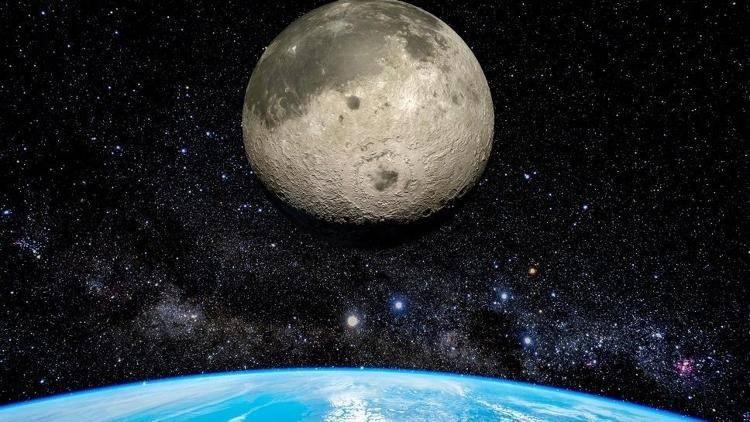 <p><strong>Ay Dünya’dan uzaklaşıyor</strong></p>

<p> </p>

<p>NASA astronotları, 1960’lı ve 70’li yıllarda Apollo görevleri döneminde Dünya ile Ay yüzeyi arasında lazerlerin yansıtılabilmesi için Ay’a reflektörler yerleştirdiler. Ay Lazer Mesafe Deneyleri olarak bilinen bu testler, bilim insanlarının bu sinyallerin geri yansımasının ne kadar sürdüğünü gözlemleyerek Ay’ın uzaklığını doğru bir şekilde ölçmesine imkan tanıdı.</p>
