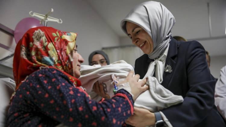 <p>Anne Aslı Deveci`nin sağlık durumuna ilişkin bilgi alan Bakan Göktaş, `Beril Ece` bebeği kucağına alarak yakından ilgilendi.</p>
