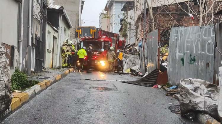 <p>'ELEKTRİK SOBASI VARDI'</p>

<p>Komşu Muhammet Karadeniz "Saat 05.30 sıralarıydı. Baktık yangın çıkmıştı. Herhangi bir cenaze yok diye biliyorduk ama Salih abinin orada yaşadığını biliyorduk. Öğrendik ki hayatını kaybetmiş.Allah rahmet eylesin. Geri dönüşüm hurdacılık işi yapıyordu. Tek başına yaşıyordu. Galiba elektrik sobası vardı" dedi.İtfaiye ekipleri yangının çıkış sebebini araştırırken, polis olayla ilgili inceleme başlattı.</p>
