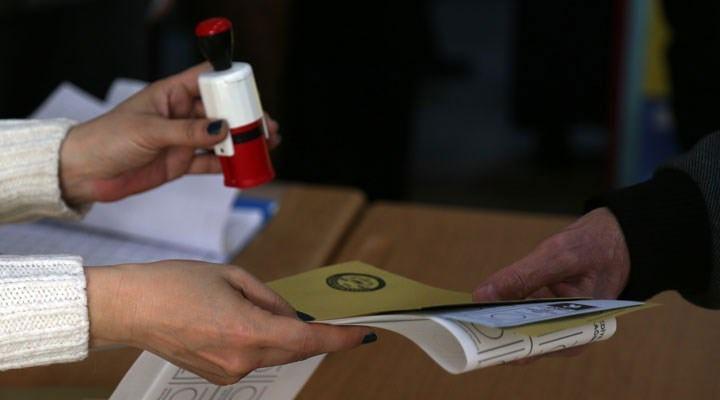 <p>Yüksek Seçim Kurulu'nun (YSK) 1 Ocak'ta başlayan seçim takvimi işliyor. Seçim süreci, oy kullanma ve oyların sayılmasına ilişkin 15 soru ve yanıtları, AA muhabiri tarafından derlendi.</p>
