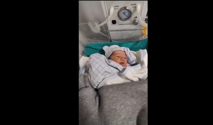 <p>Fethiye ve Adem çiftini yürekten kutluyor, çocuklarının ülkemize ve insanlığa hayırlı bir evlat olarak yetişmesini diliyoruz. Nice nice yeni yıllar göresin Muhammet Talha bebek” ifadelerine yer verdi.</p>
