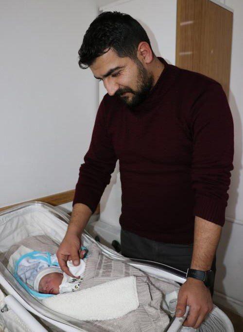 <p>Ülke genelinde yeni yılın ilk dakikalarında dünyaya gelen bebekler, ailelerine büyük mutluluk yaşattı. </p>